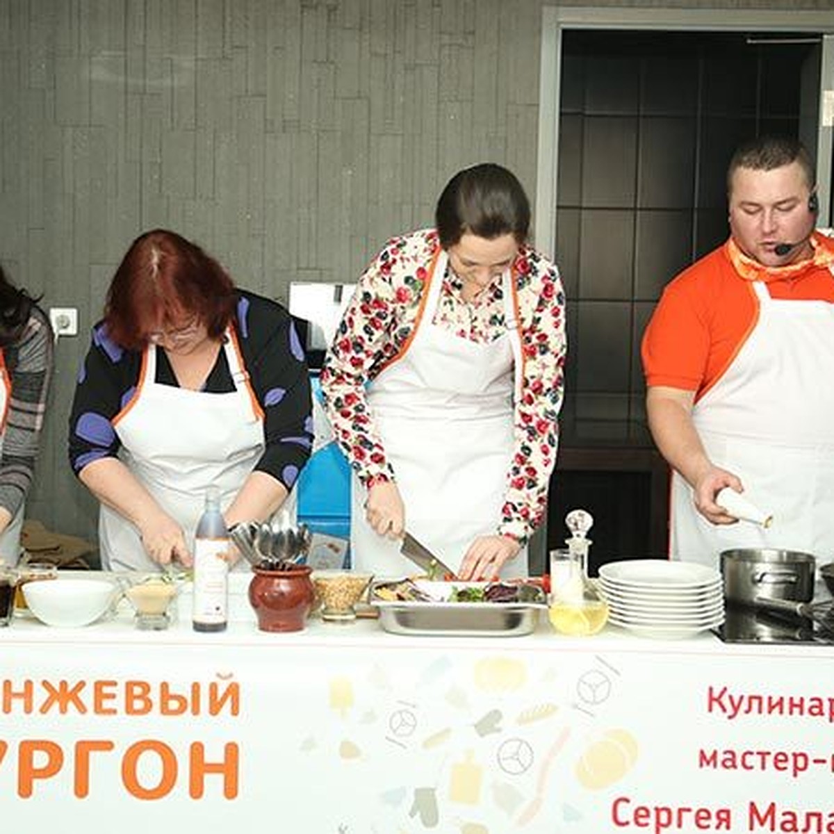 Омичи попробовали блюда от шеф-повара кулинарного телеканала - KP.RU