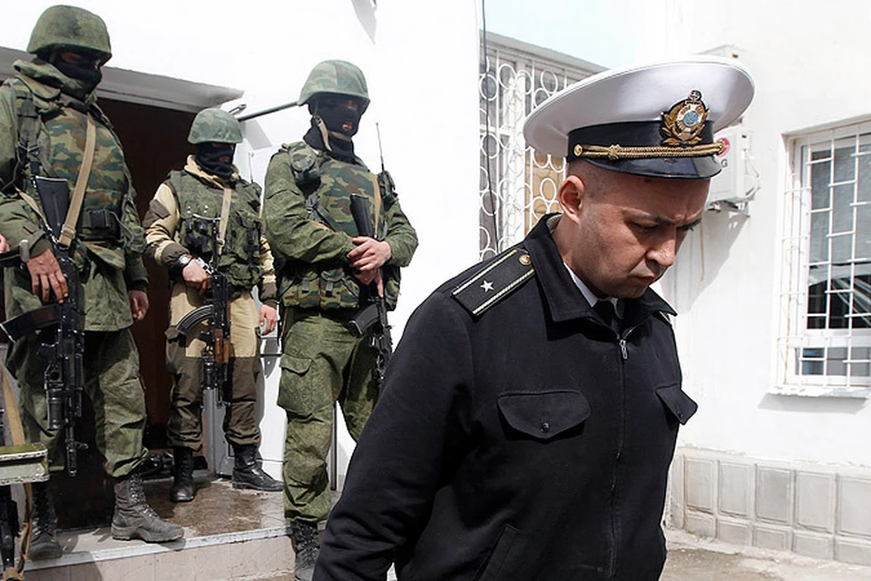 Севастопольцы взяли штурмом штаб ВМС Украины
