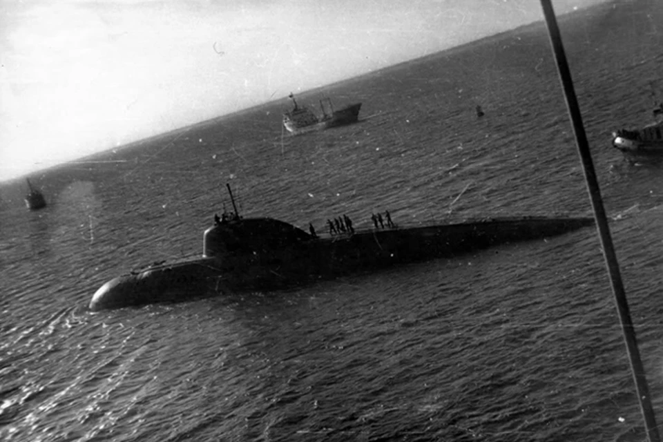 «К-314» вскоре после столкновения с авианосцем «Китти Хок».