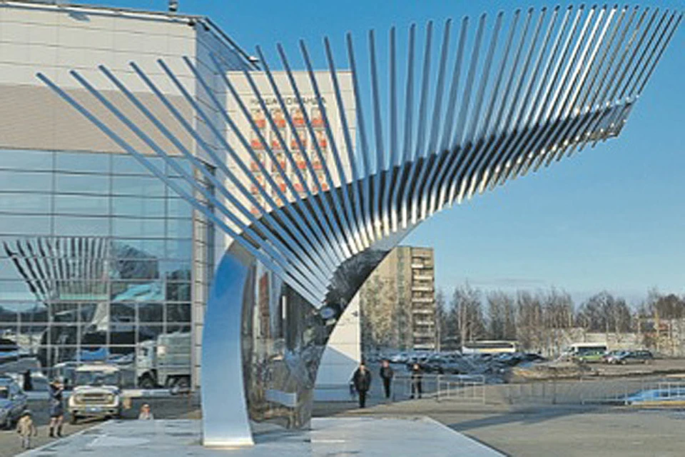 Перед ареной в Ярославле стоит сложенный из клюшек памятник в виде крыла стальной птицы, улетающей в небо