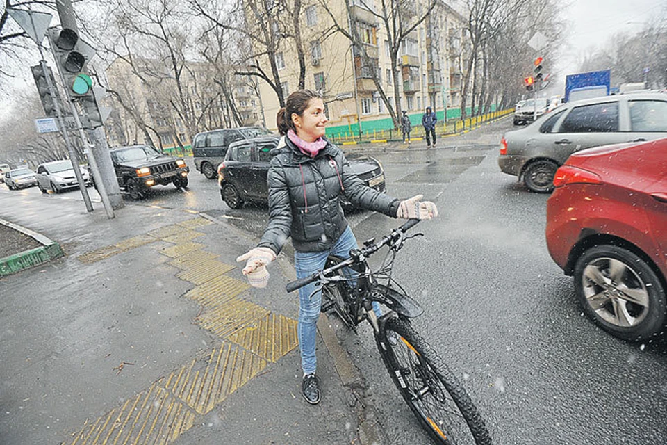 Каждый раз, когда корреспондент «КП» Саша Крылова пыталась проехать прямо, ее подрезали поворачивающие направо автомобили.