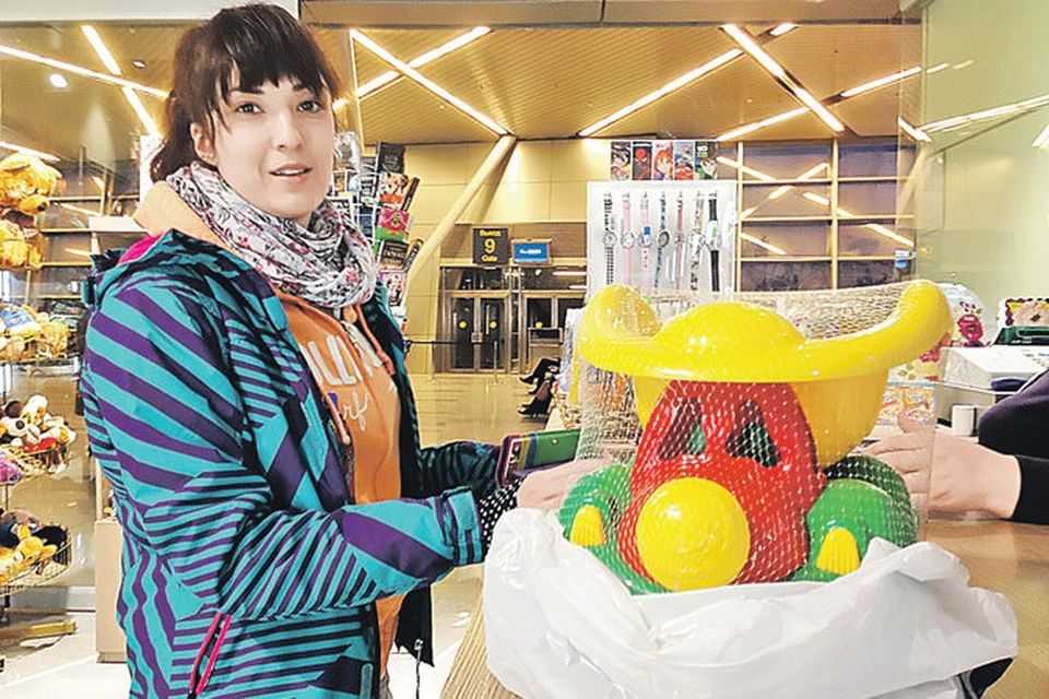 Журналист «КП» Нигина Бероева перед переходом границы с Украиной купила детский грузовик. Для маскировки: еду к подруге на день рождения ее малыша, а про день рождения Донецкой республики первый раз слышу...