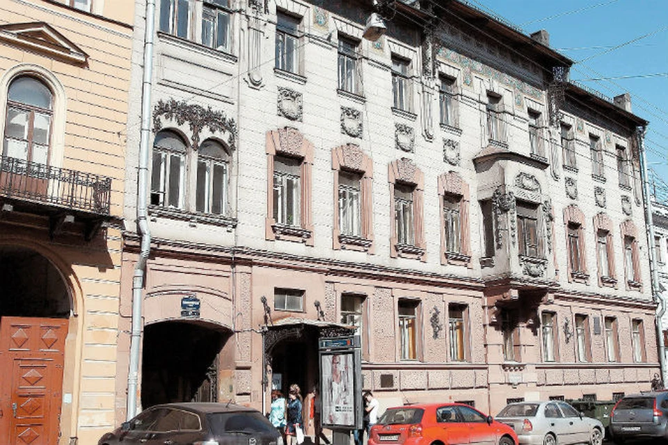В этом доме Владимир Набоков начал писать первые стихи и рассказы