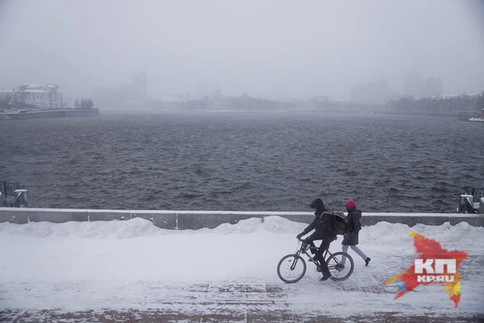 Снег стал для уральцев неприятным сюрпризом. Возле Городского пруда, Екатеринбург