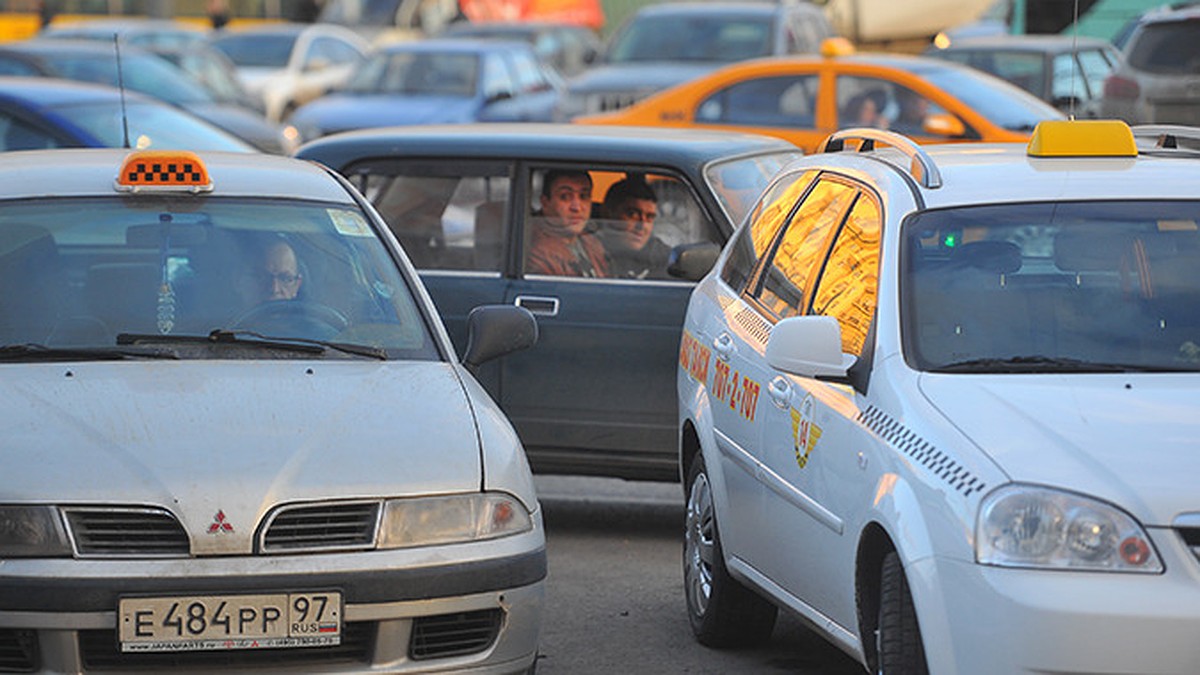 Магнитогорские таксисты поймали разбойников, выстроив живой щит из своих  авто - KP.RU