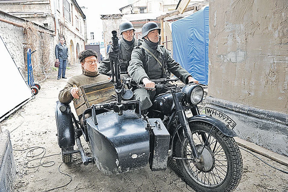 Герой Виталия Хаева (в мотоциклетной коляске) вынужден стать пособником фашистов. Оккупированный немцами город снимали на улицах Таганрога.