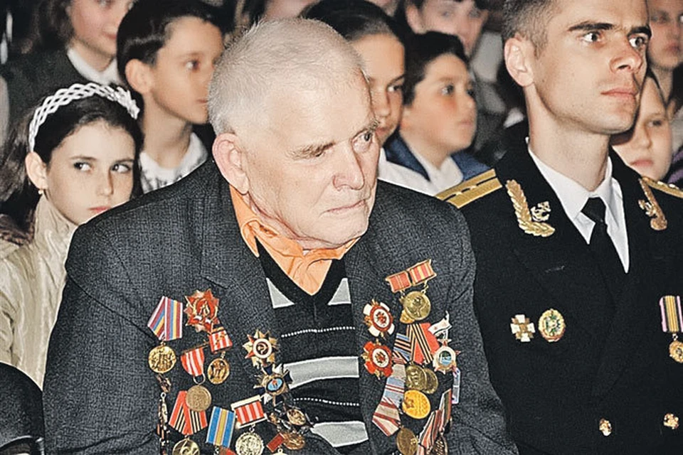 В 1942 году Михаил Петрович Радченко был чуть старше сидящих за его спиной школьников.