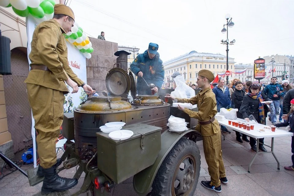 Раздавали кашу на 9 мая