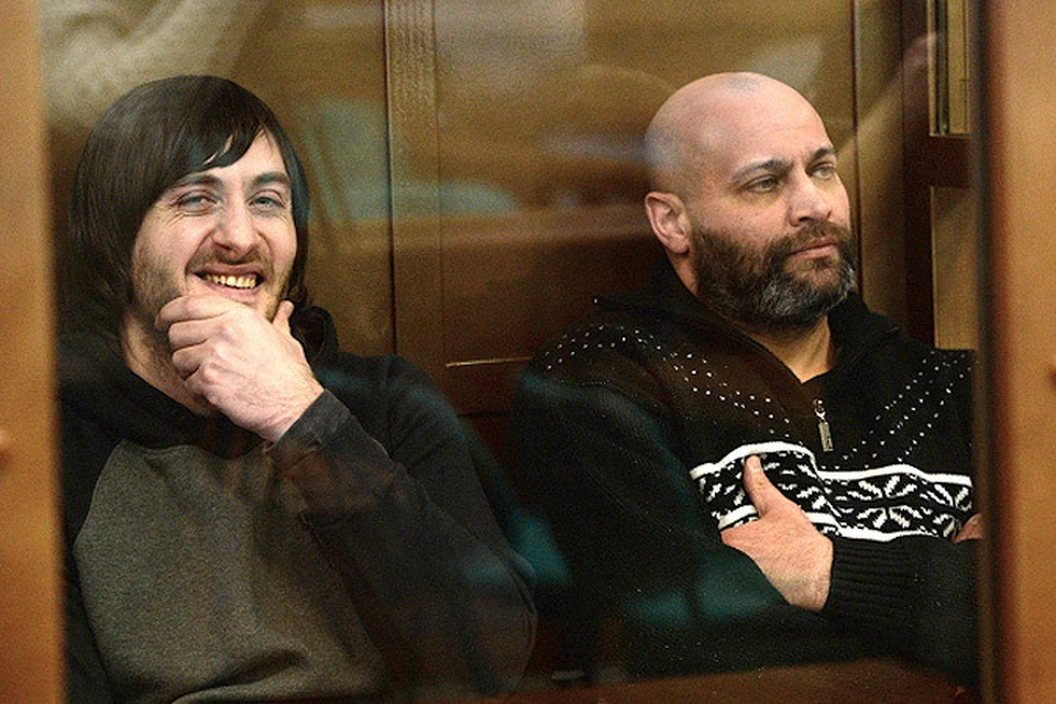 Обвиняемые в убийстве обозревателя "Новой газеты" Анны Политковской Ибрагим Махмудов и Сергей Хаджикурбанов (слева направо) во время заседания в Мосгорсуде.