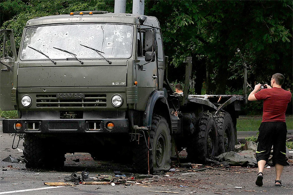 Один из Камазов, на которых передвигались бойцы ДНР, застыл после расстрела силами Украинской армии