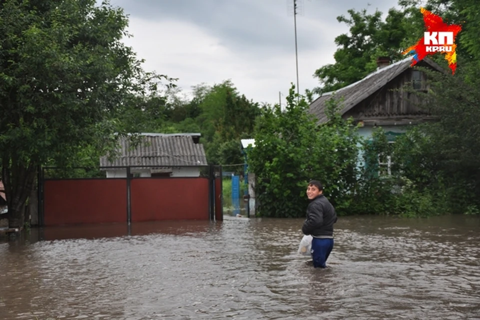 Местные жители добираются до своих домов чуть ли не вплавь