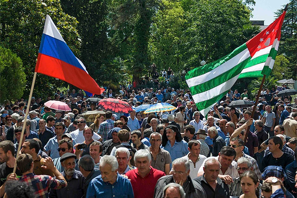 В Абхазии накануне курортного сезона продолжаются политические волнения