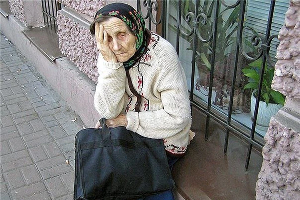 Бабка с сумками