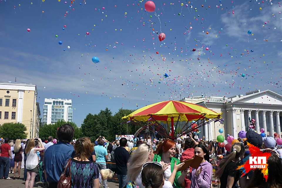 Где в кирове отпраздновать. День города Киров. Киров день России. День города Киров в здании. С днем рождения, город Киров.