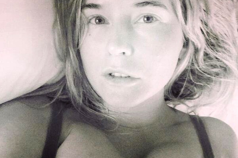 Сүйкімді Миа Халифа әдемі жігітті трахает