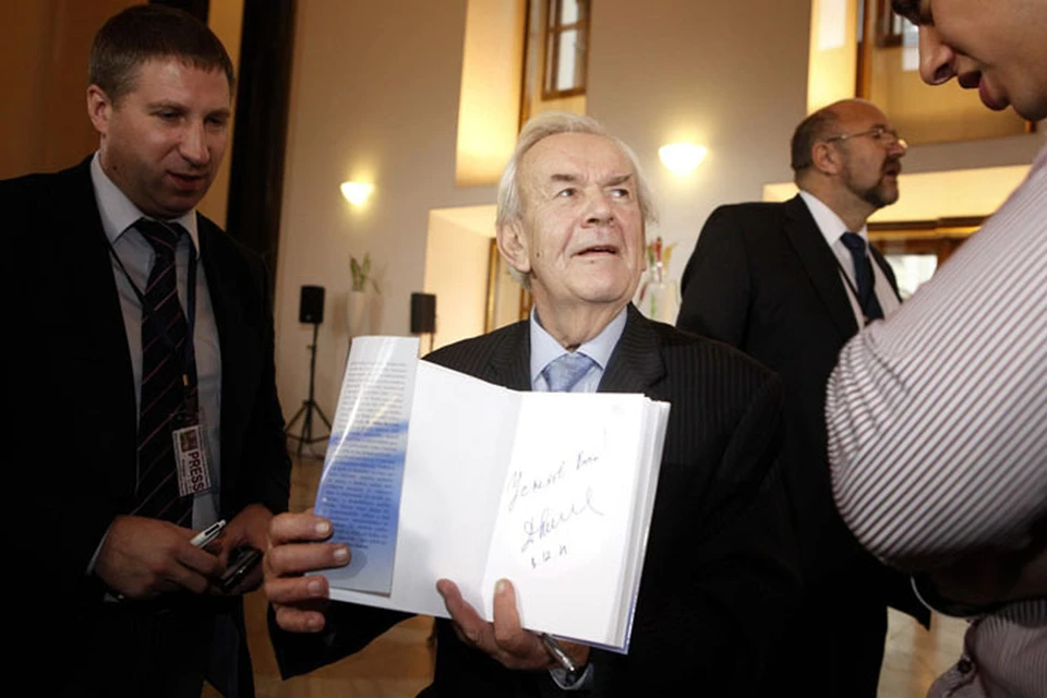 Сиручек  показывает свою книгу с автографом Дмитрия Медведева.