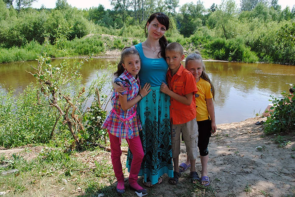 Ольга с сыном и племянницами на том самом месте, где чуть не произошла трагедия