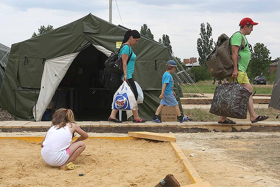 Беженцы из Луганска боятся войны, но больше всего они боятся за своё будущее.