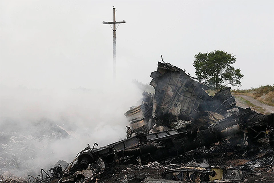 Страшная авиакатастрофа в небе над Украиной унесла около 300 жизней.