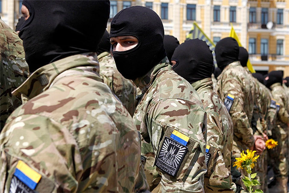 Новобранцы добровольческого батальона "Азов" перед отправкой в зону АТО