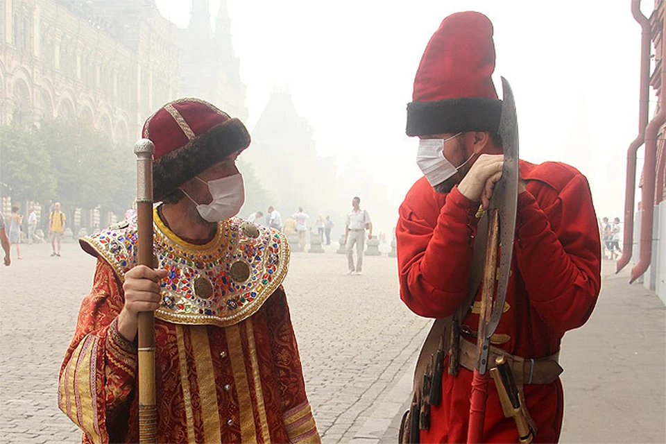 Август 2010 года запомнился для москвичей жутким смогом, из-за которого в столице самым ходовым товаром стали марлевые повязки.