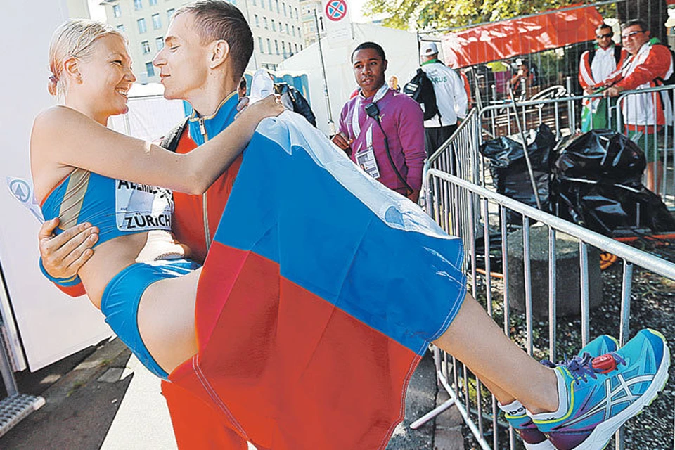 Вот так Александр Иванов, завоевавший «серебро» в ходьбе на 20 км, поздравил чемпионку на этой же дистанции среди женщин Эльмиру Алембекову.
