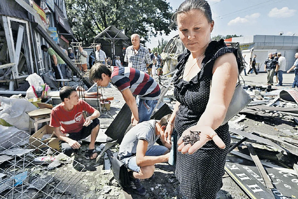 После ночных бомбежек среди развалин местного рынка дончане находят фрагменты снарядов, которыми Нацгвардия стреляет по мирному населению.
<br/>AP Photo