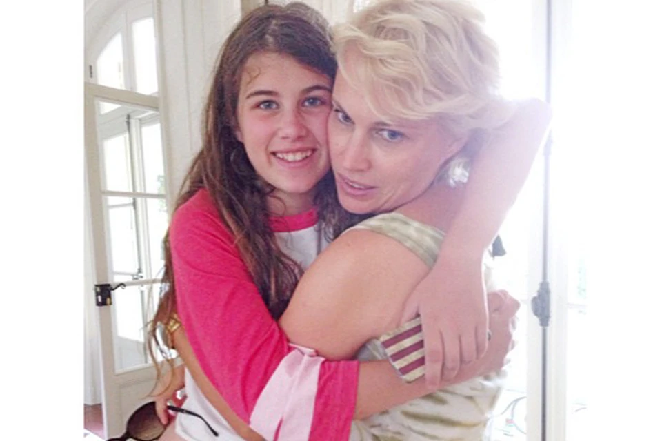Экс-супруга Романа Абрамовича Ирина с 13-летней дочерью Ариной в их доме в Сан-Тропе. Фото: Instagram.