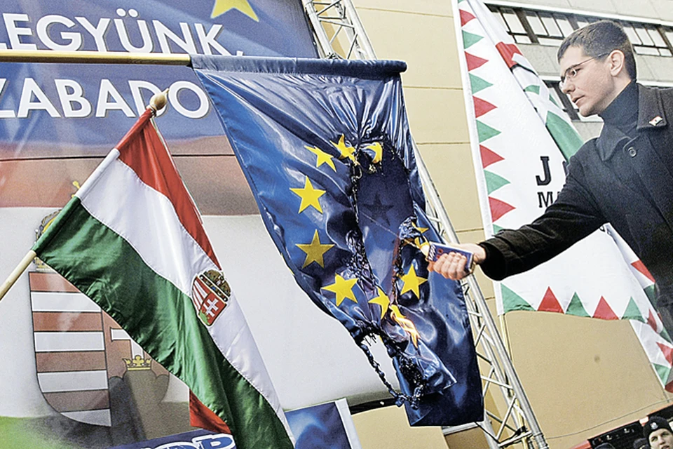 То, что в Венгрии сжигают флаг ЕС уже не новость. Новость в том, что там посматривают на восток.
</br>Фото: EAST NEWS