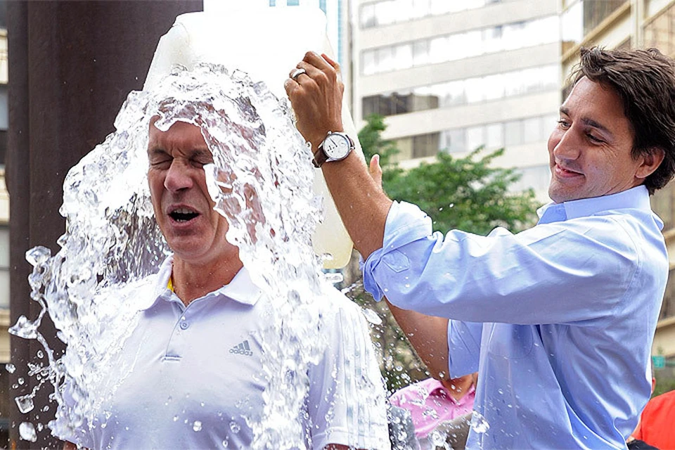 Ice Bucket Challenge продолжает шествие по планете. Утешает лишь то, что многие не просто обливаются водой, но и не забывают о смысле акции - благотворительных взносах.