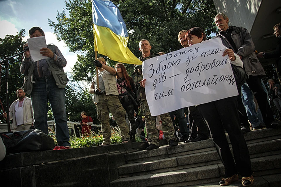 Утром в четверг в Киеве начался пикет у здания Генштаба. Фото Олега Терещенко