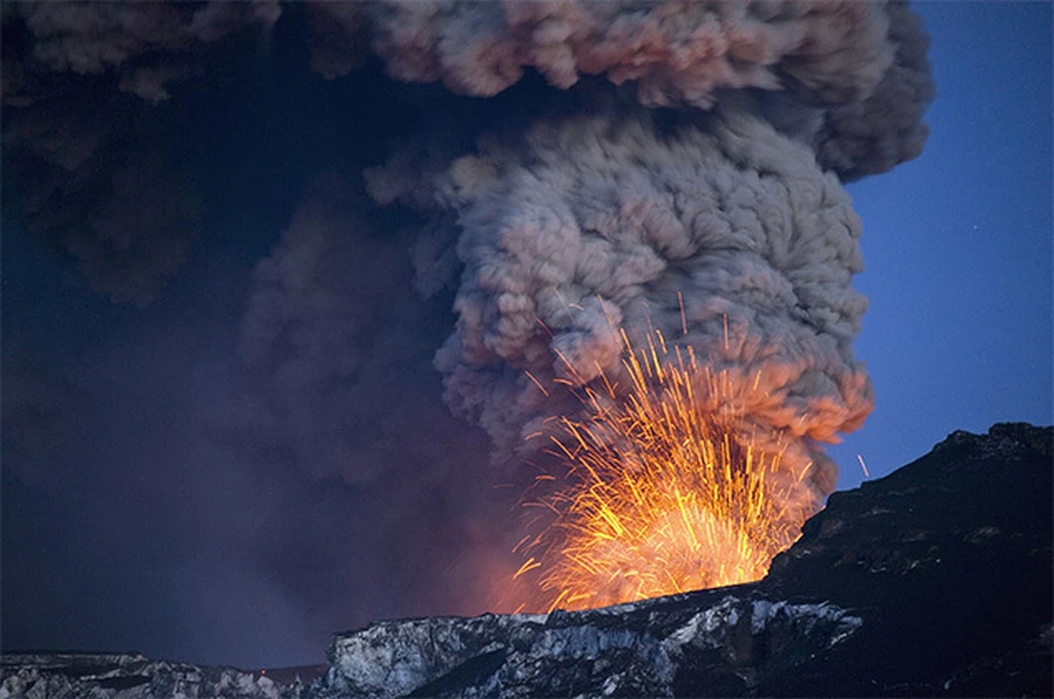 Спутниковый снимок, сделанный четыре года назад во время извержения исландского вулкана, демонстрирует распространение облака пепла