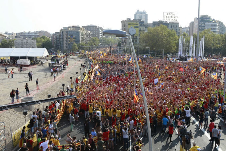 Центр Барселоны раскрашен в традиционные цвета каталонского флага