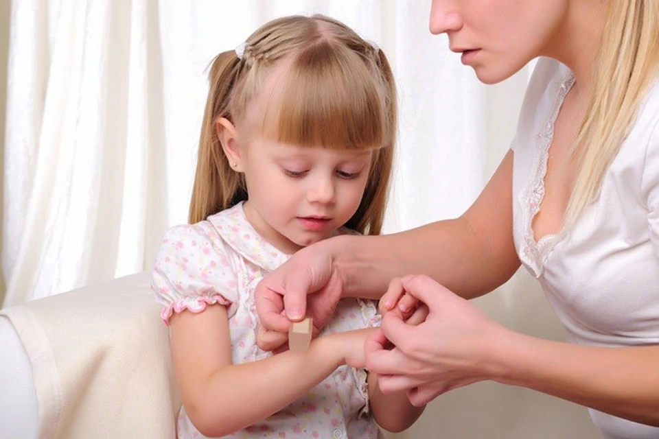 Даже окруженный заботливыми родителями, ребенок не может избежать мелких травм