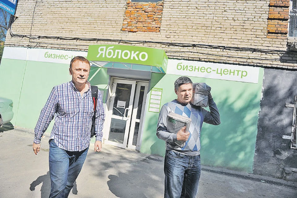 Cпецкор «КП» Владимир Ворсобин (слева) и главный воскресенский яблочник Александр Кривошеев, нагрузив на себя агитлистовки, выходят на тропу выборов.