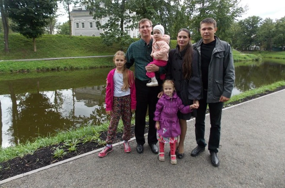Иван Олюнин (справа) уже получил разрешение на временное пребывание в России. Его семья - Стивен, Светлана и их девочки - поддерживают его во всем.
