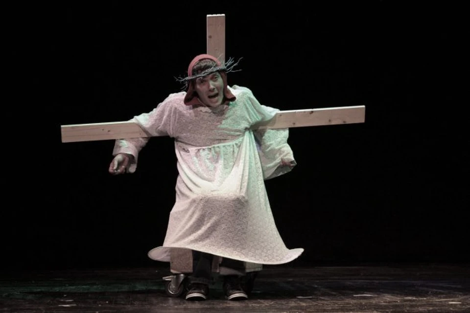 Это фрагмент из спектакля "Человек-Подушка" театра из Боснии и Герцеговины.
Фото: предоставлено театром "У Моста"