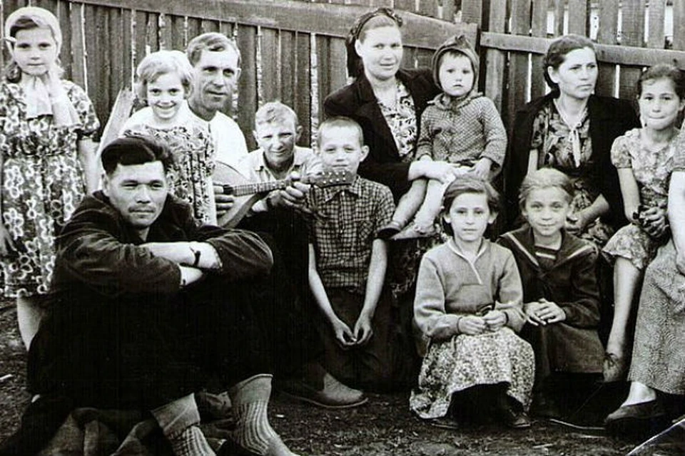 Соседи. Валентина - крайняя справа, слева от неё мама, внизу, в матроске, сестра. Фото из архива Мельниковых.