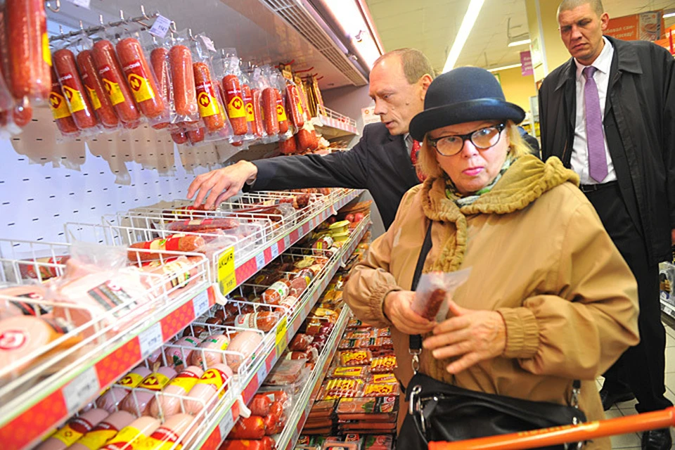 Люди задерживают руки над полками при покупке продуктов, а мимо некоторых стендов в супермаркетах проходят, не останавливаясь
