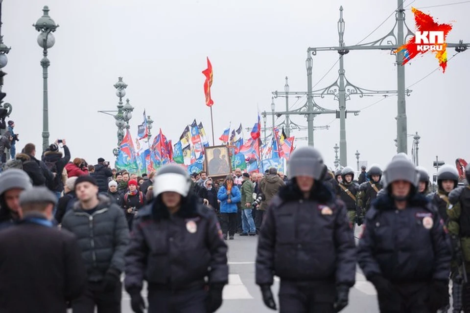 Шествие к Марсовому Полю через Троицкий мост