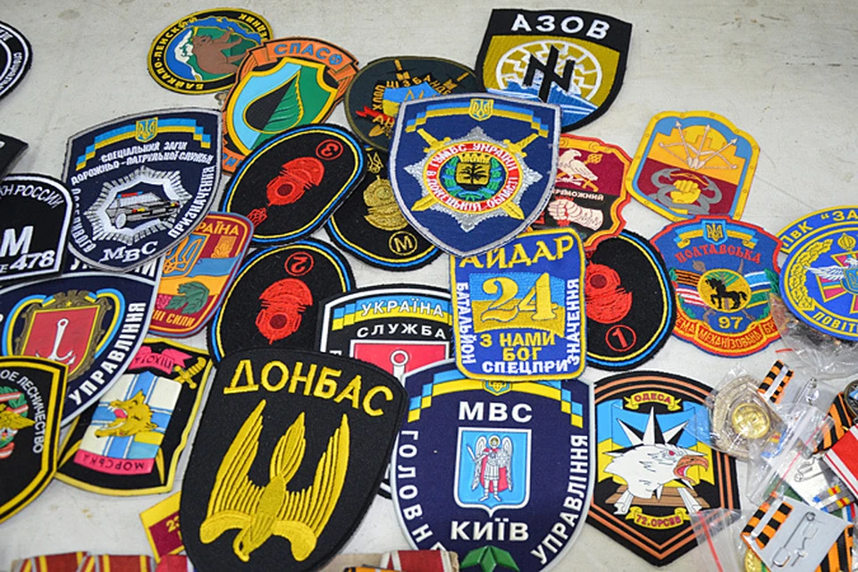Эмблемы украинских националистических батальонов «Азов» и «Айдар», ведущих войну в Донбассе, открыто лежат на развалах столичных рынков