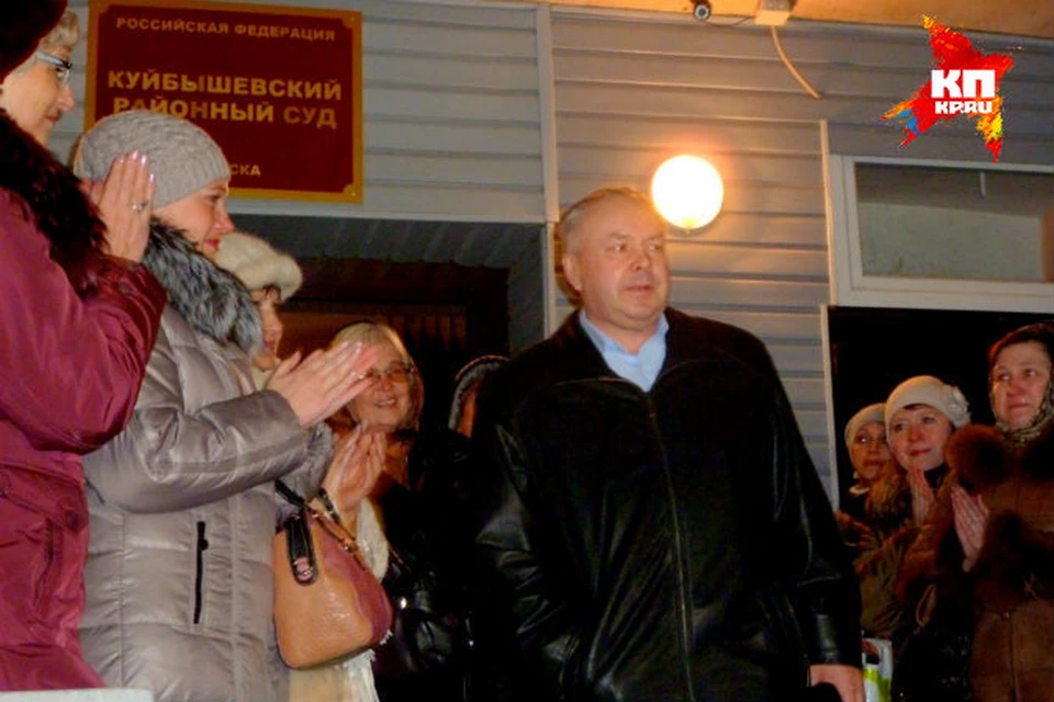 Около ста человек ждали Шишова на улице.