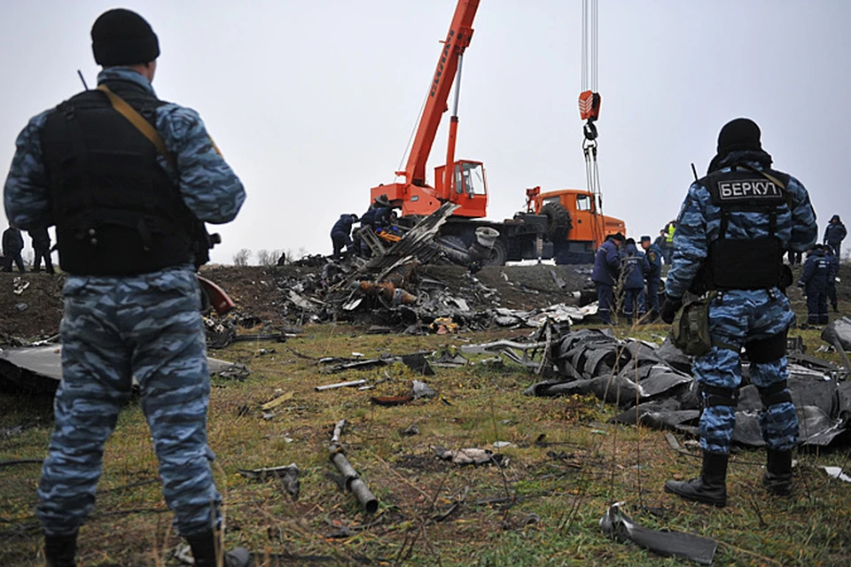 Boeing-777, летевший из Амстердама в Куала-Лумпур, рухнул 17 июля на территории Украины
