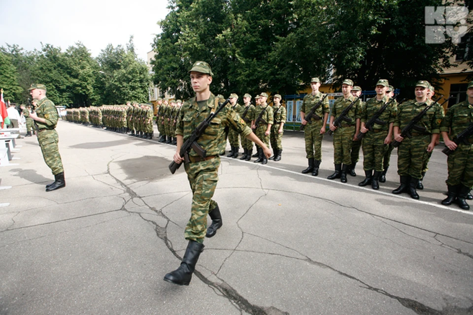 Для увольнения в связи с призывом на военную службу недостаточно только заявления. Вы обязаны предоставить нанимателю документ, подтверждающий призыв на военную службу, например, повестку из территориального военного комиссариата.