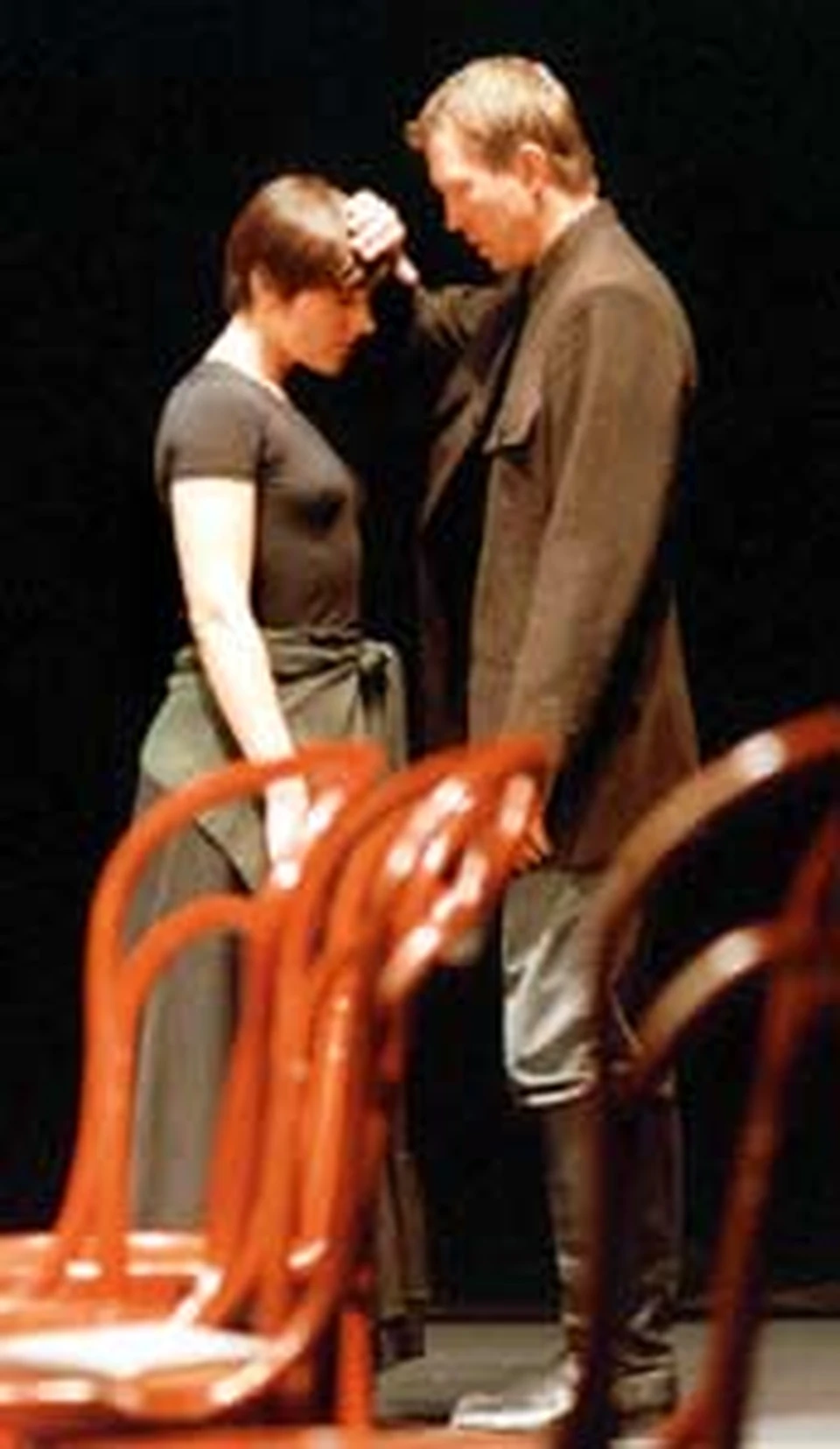 Лопахин (Евгений Миронов) и Варя (Инга Оболдина)  репетируют сцену из «Вишневого сада».
