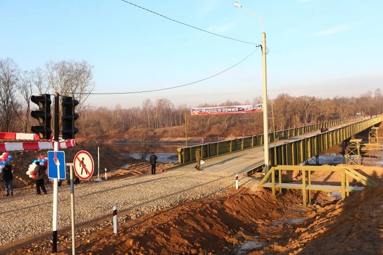 В Велиже открыли временный автодорожный мост