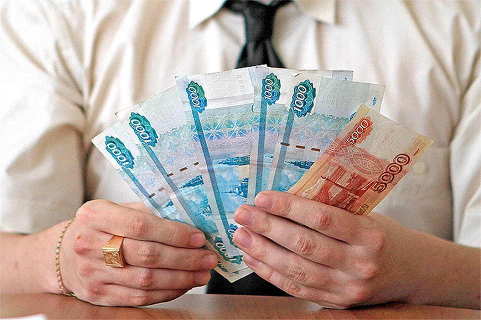 Россияне следят за долларом и евро, но деньги хранят в рублях