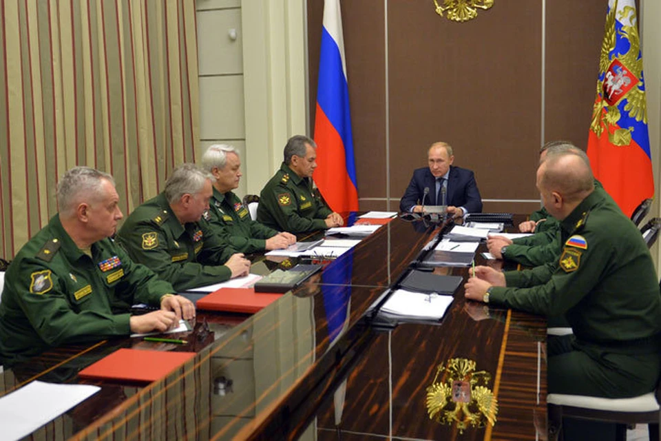 Президент России, продолжая серию совещаний по развитию вооруженных сил России, в среду обсудил с руководством министерства обороны вопросы военного планирования