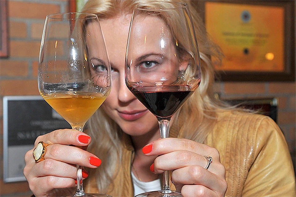 Британские ученые: три стопки водки или другого крепкого алкоголя куда менее вредны, чем бокал красного вина