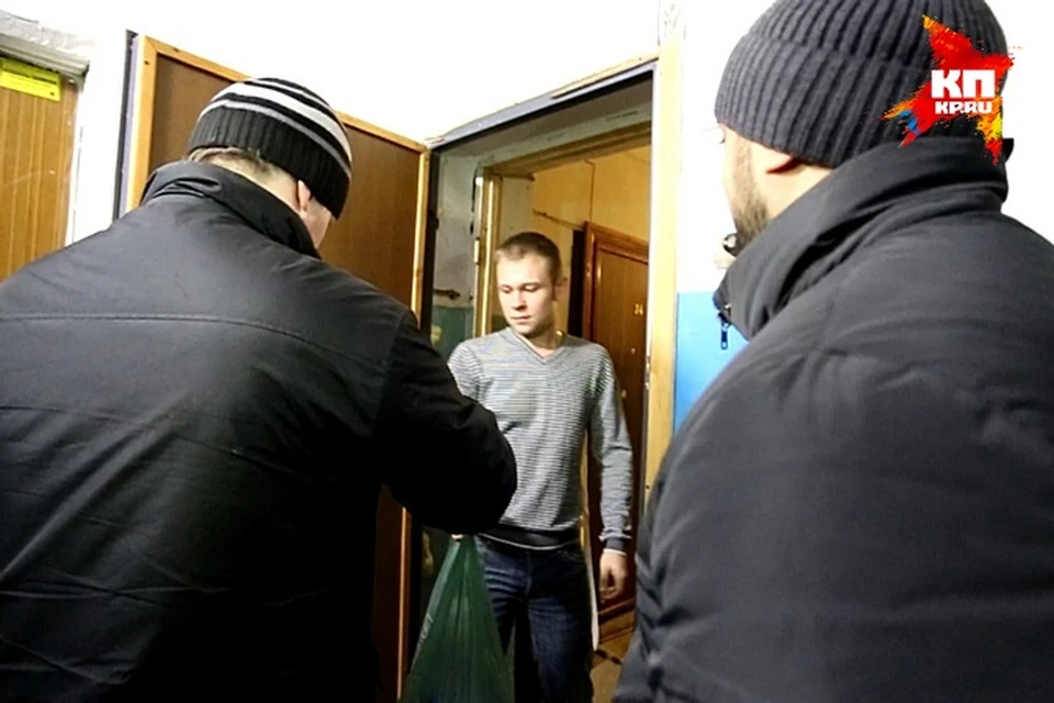 Группа мужчин раздает сахар, а заодно.. зовет в офис МММ